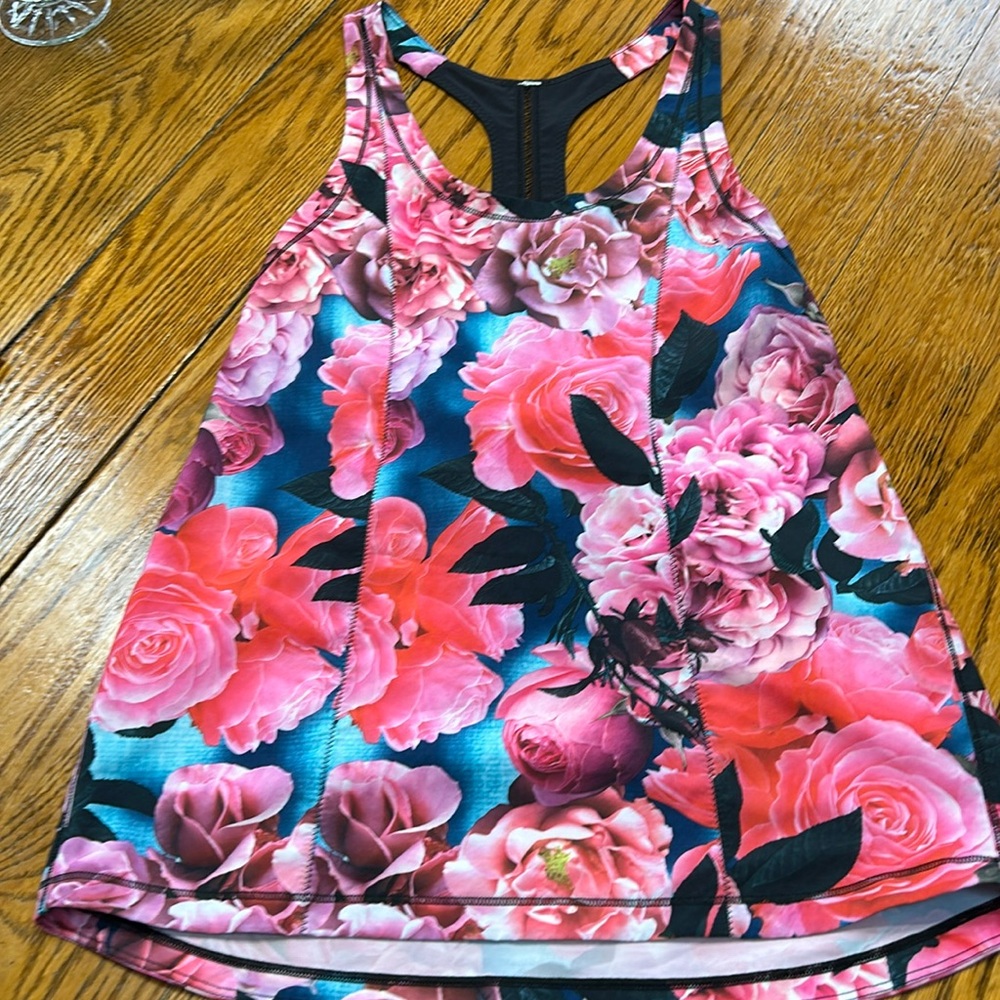 No brand tag, floral workout top. Racer back style. Size XS.